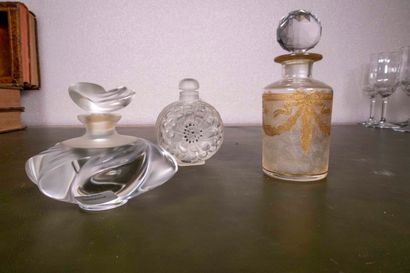 Lot comprenant : 

- LALIQUE, modèle 