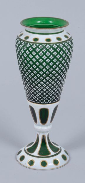 Vase en verre overlay vert et blanc marqué...