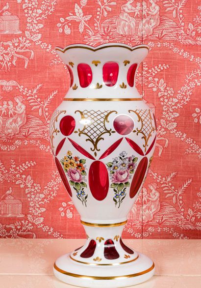 Vase balustre en Opaline Overlay rouge orné...