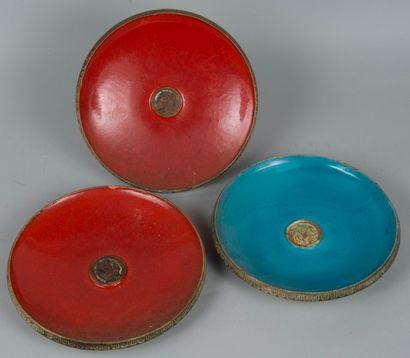 Lot de trois assiettes en céramique émaillée...