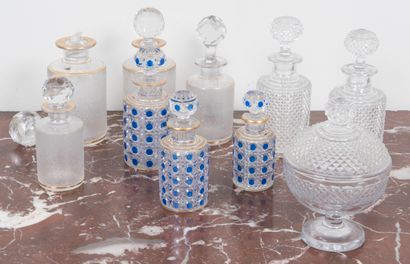 Lot comprenant 9 flacons en verre et un drageoir

(accidents...