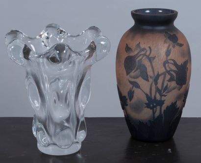 Lot comprenant : 

- Vase balustre dans le...