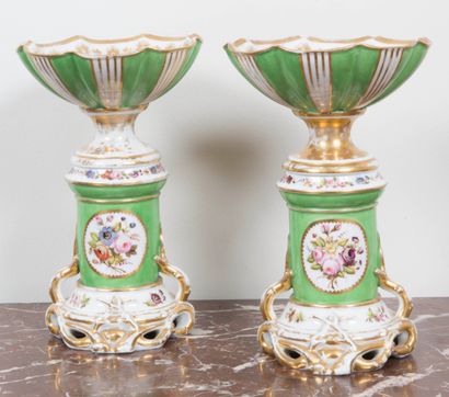 Paires de coupes à fûts cylindriques en porcelaine...