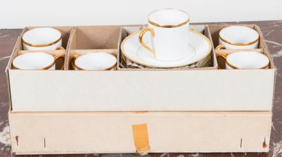 LIMOGES - Maison Lafarge,

12 tasses et sous...
