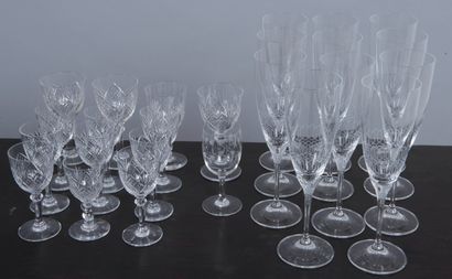 Partie de service en cristal taillé comprenant...