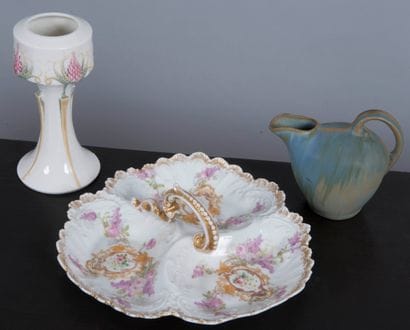 Lot comprenant : 

- Sèvres, vase en porcelaine...