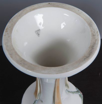 Lot comprenant : 

- Sèvres, vase en porcelaine...