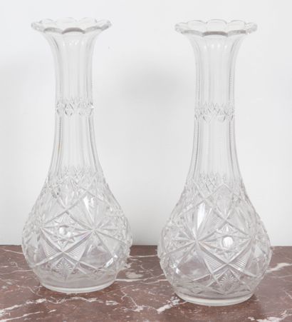Paire de vases à col tubulaire évasé en cristal...