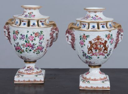 Paire de bouquetières en forme de vase Médicis...