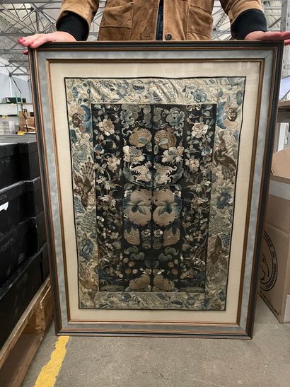 Broderie sur soie chinoise encadrée 

68,5...