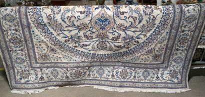 Grand tapis Nain, laine et soie

344 x 248...
