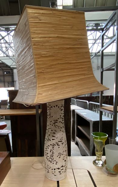 Lampe en céramique émaillée blanche à décor...
