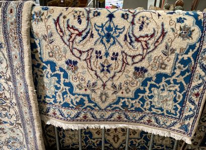 Lot de trois tapis : 

- tapis en laine mécanique

-...