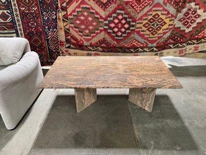 Table basse rectangulaire en granit rose

Travail...