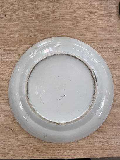 Lot de deux assiettes en porcelaine de Chine,...