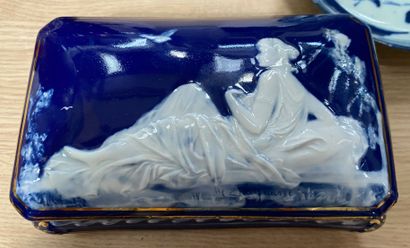 Lot comprenant 

- une boite en porcelaine...