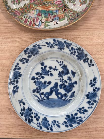 Lot de deux assiettes en porcelaine de Chine,...