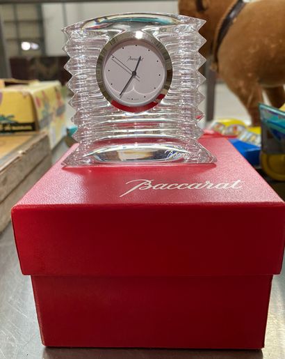 BACCARAT,

Pendulette en cristal moulé à...
