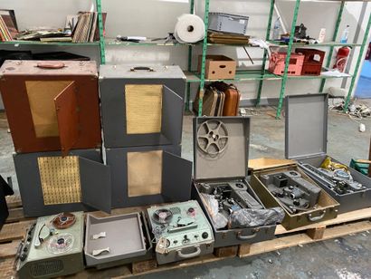 
Lot comprenant 7 amplificateurs, 19 projecteurs pour...