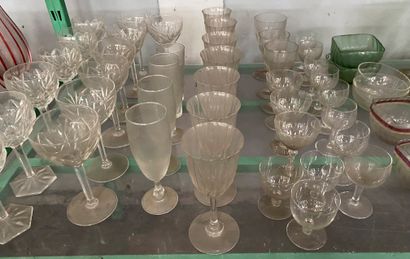 Lot de verrerie comprenant des parties de...