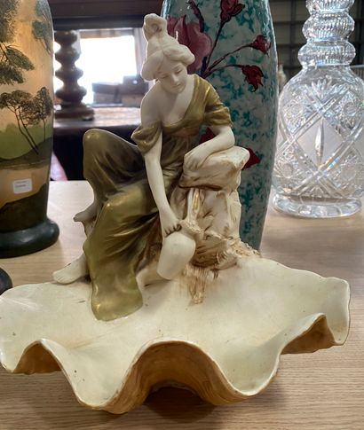 Lot comprenant un bénitier en porcelaine...