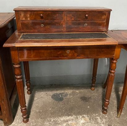 Bureau de dame en bois de placage, surmonté...
