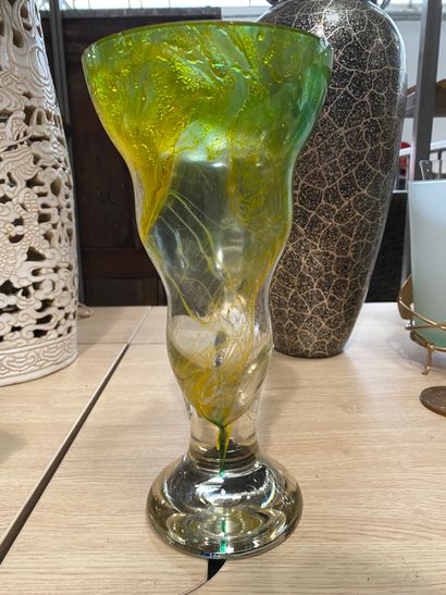 Vase en verre de MURANO, H : 26 cm

On y...