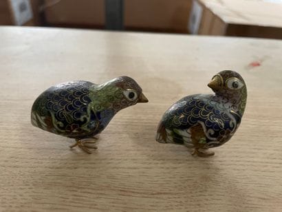 Lot comprenant deux oiseaux en émaux cloisonnés...