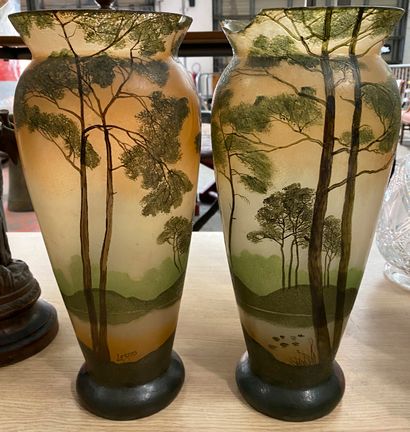 LEGRAS,

Paire de vases en verre multicouches...