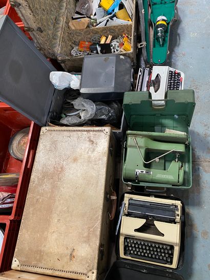 
important lot de bobines de films, machines...