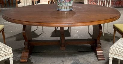 Importante table en bois naturel de forme...