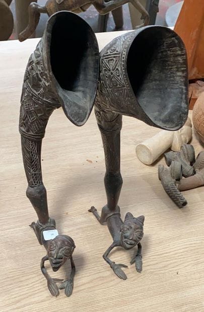 Paire de cornes libatoires (?) anthopomorphes...