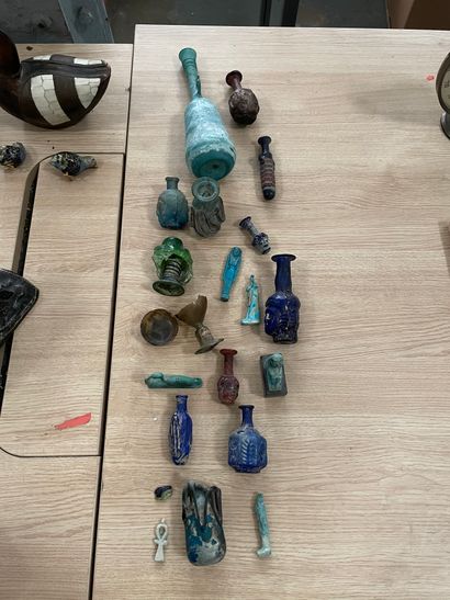 Lot d'objets de fouilles comprenant balsamaires...