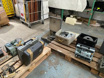 
Lot comprenant 7 amplificateurs, 19 projecteurs pour...