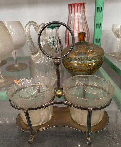 Lot comprenant : 

- deux vases en cristal...