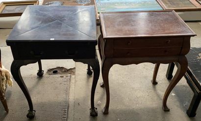 Lot comprenant : 

- table à jeu en acajou...