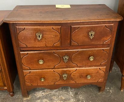 Commode droite en en noyer ouvrant par 4...