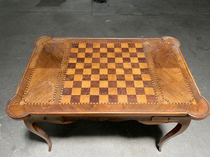 Table à jeu en bois de placage marqueté,...