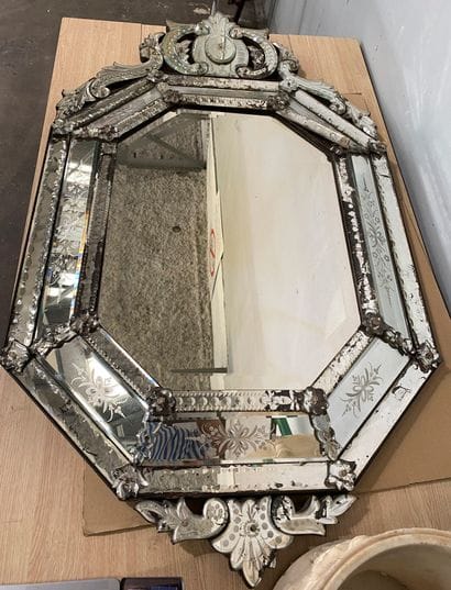 Important miroir en verre de Venise de forme...