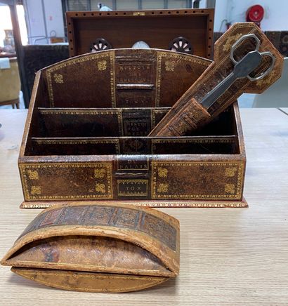 Nécessaire à courrier en cuir estampé et...