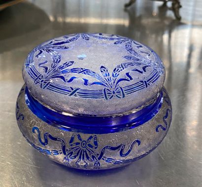 Petite boite ronde en verre gravé et teinté...