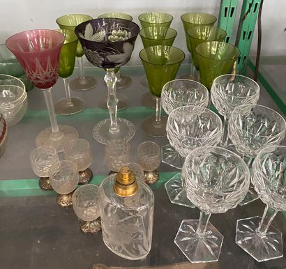Lot de verrerie comprenant des parties de...