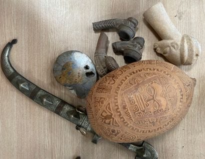 Lot comprenant une tête en stéatite sculptée,...