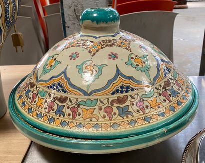 Lot comprenant un pied de lampe et un plat...