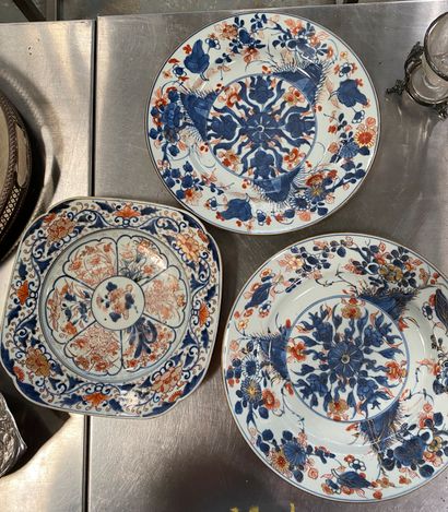 Lot de trois assiettes en porcelaine Imari

D....