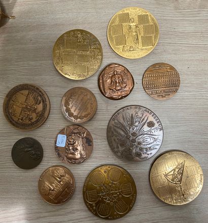 Lot de 12 médailles en bronze de la Monnaie...
