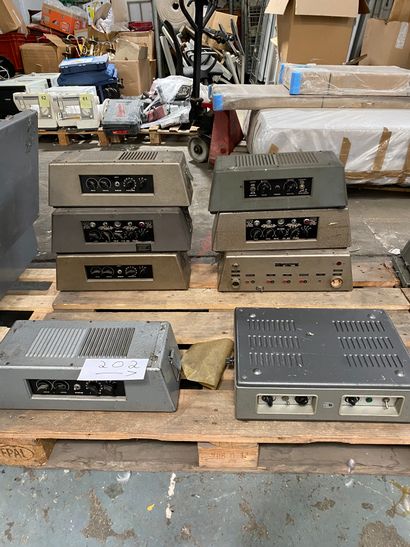 
Lot comprenant 7 amplificateurs, 19 projecteurs pour...