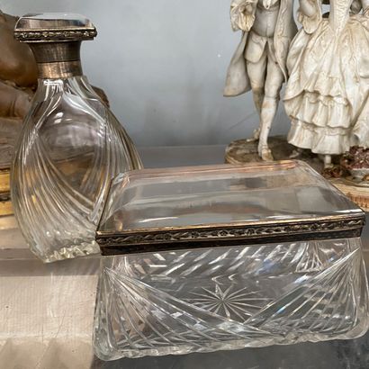 Lot comprenant une carafe et une boîte en...