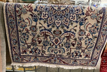 Lot de quatre tapis : 

- Pakistan, tapis...