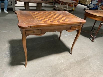 Table à jeu en bois de placage marqueté,...